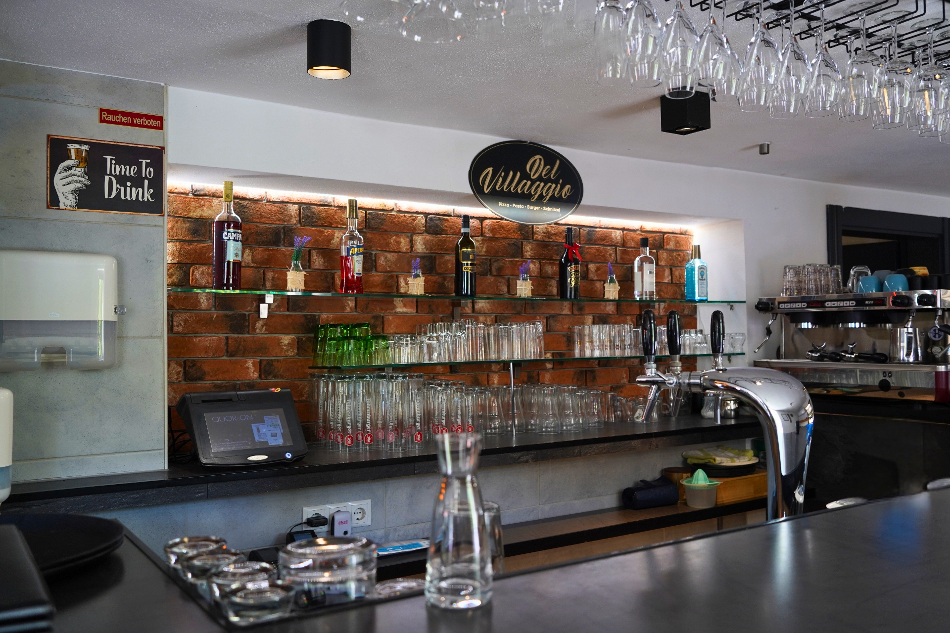 Bar mit Aperitivo und Espressomaschine