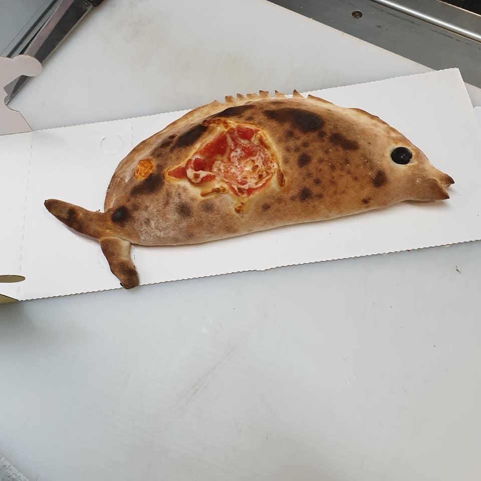 Calzone in Fischform, frisch gebacken