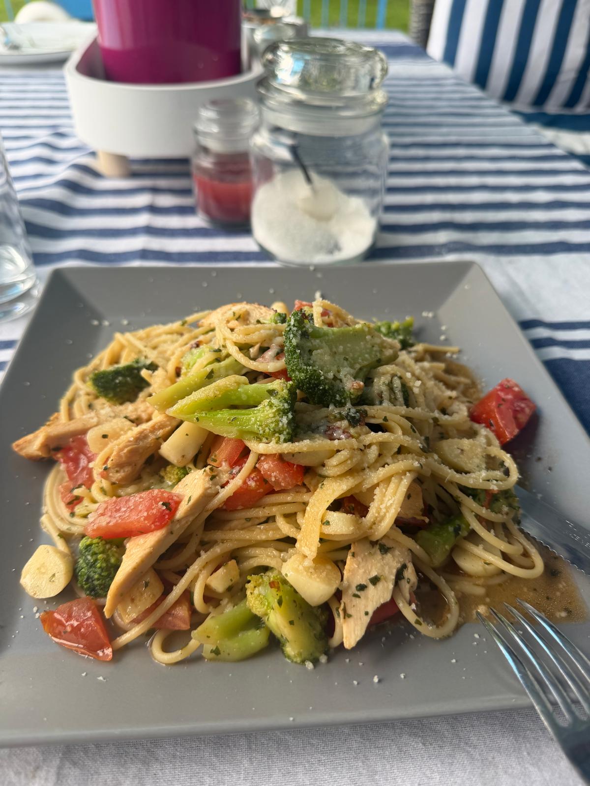Pasta mit Hühnchen, Brokkoli und Tomate