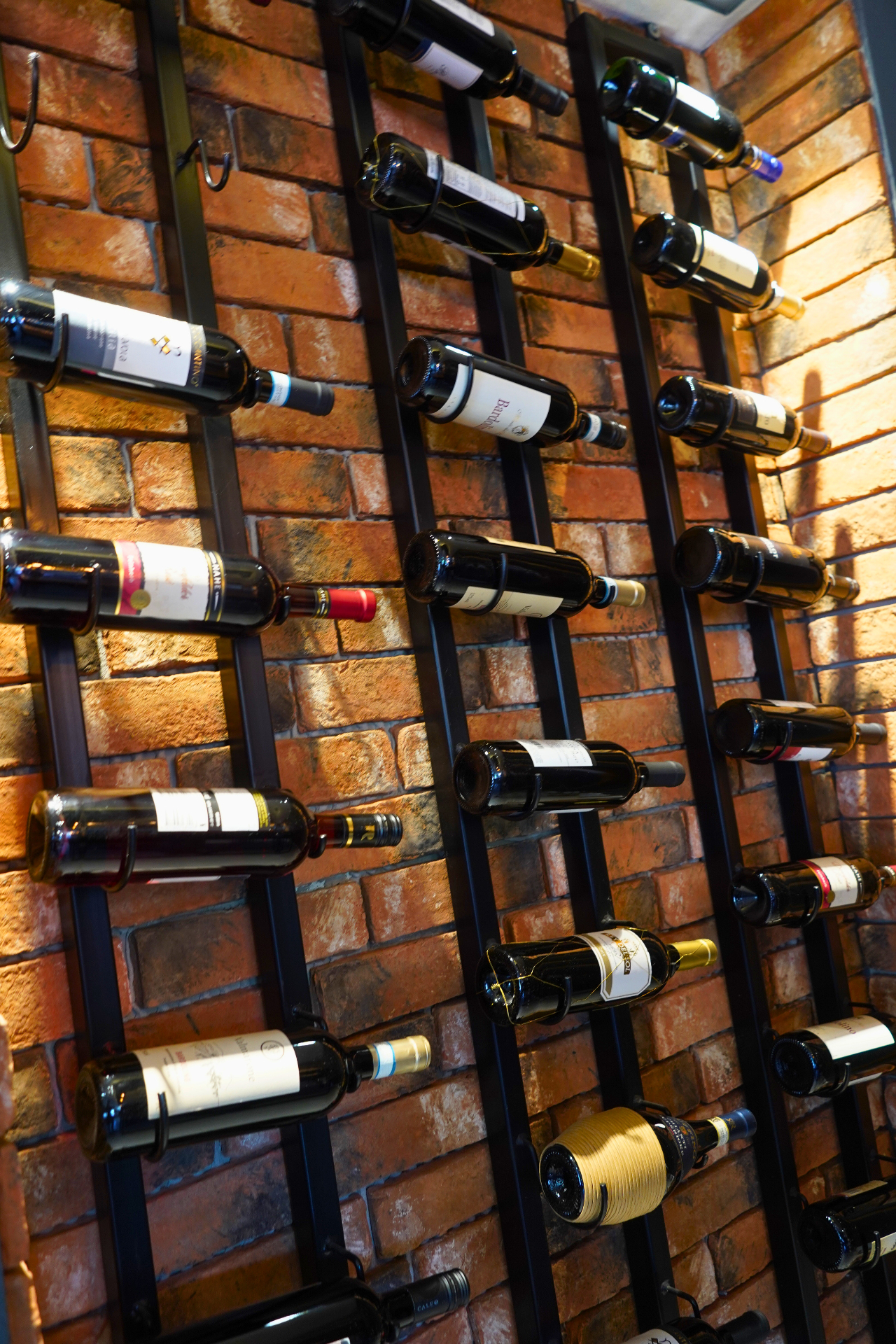 Weinregal mit italienischen Weinen